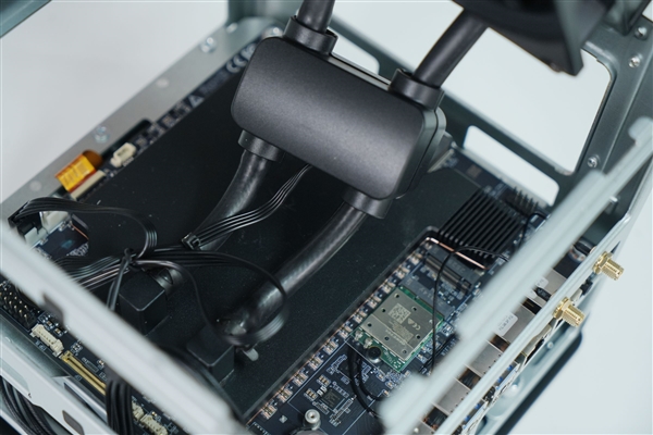 全球首个液冷迷你机!abee AI Station 395 Max工作站图赏 全球首个液冷迷你机!abee AI Station 395 Max工作站图赏