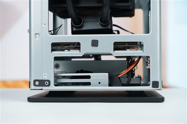 全球首个液冷迷你机!abee AI Station 395 Max工作站图赏 全球首个液冷迷你机!abee AI Station 395 Max工作站图赏