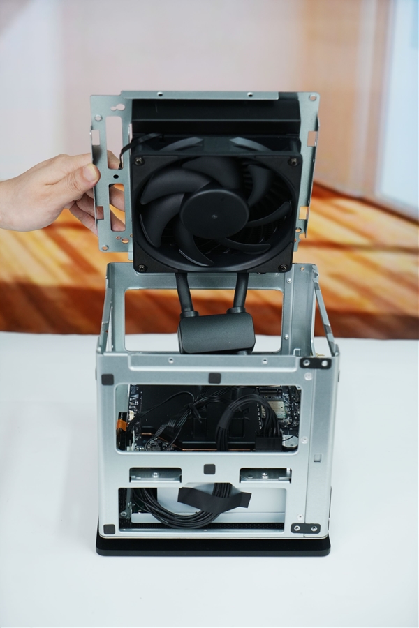 全球首个液冷迷你机!abee AI Station 395 Max工作站图赏 全球首个液冷迷你机!abee AI Station 395 Max工作站图赏