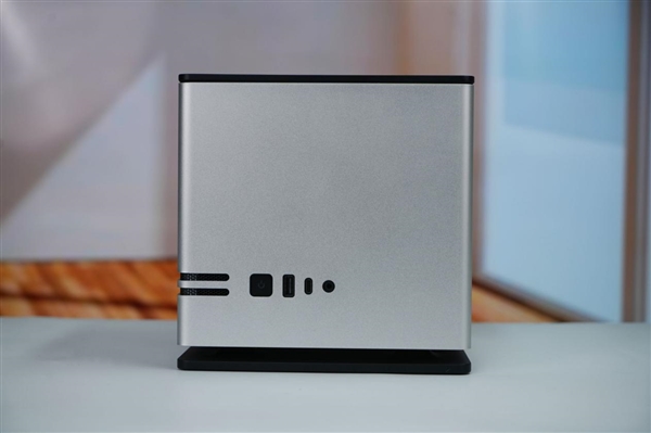 全球首个液冷迷你机!abee AI Station 395 Max工作站图赏 全球首个液冷迷你机!abee AI Station 395 Max工作站图赏