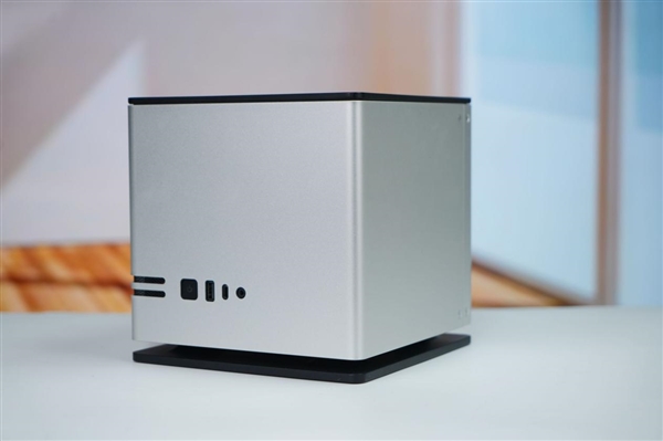 全球首个液冷迷你机!abee AI Station 395 Max工作站图赏 全球首个液冷迷你机!abee AI Station 395 Max工作站图赏