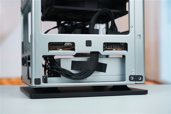 全球首个液冷迷你机!abee AI Station 395 Max工作站图赏 全球首个液冷迷你机!abee AI Station 395 Max工作站图赏