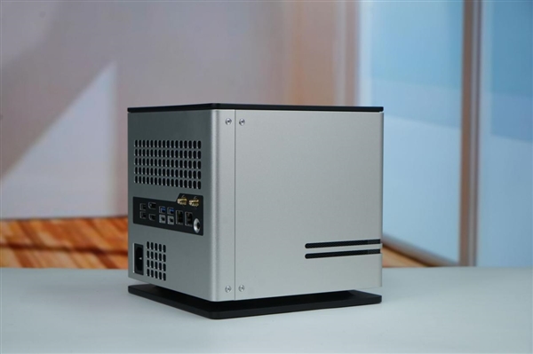 全球首个液冷迷你机!abee AI Station 395 Max工作站图赏 全球首个液冷迷你机!abee AI Station 395 Max工作站图赏