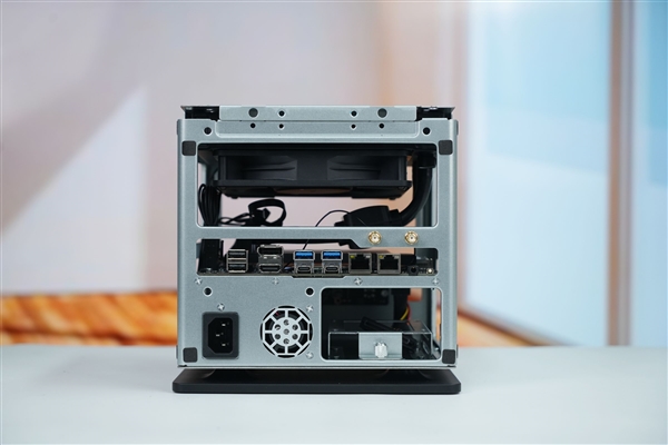 全球首个液冷迷你机!abee AI Station 395 Max工作站图赏 全球首个液冷迷你机!abee AI Station 395 Max工作站图赏