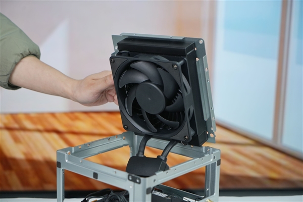 全球首个液冷迷你机!abee AI Station 395 Max工作站图赏 全球首个液冷迷你机!abee AI Station 395 Max工作站图赏