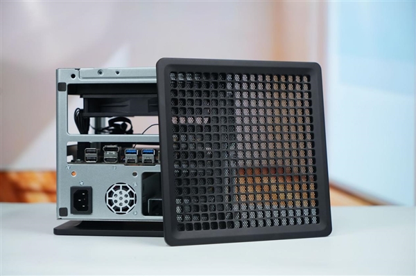 全球首个液冷迷你机!abee AI Station 395 Max工作站图赏 全球首个液冷迷你机!abee AI Station 395 Max工作站图赏