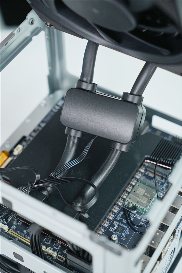 全球首个液冷迷你机!abee AI Station 395 Max工作站图赏 全球首个液冷迷你机!abee AI Station 395 Max工作站图赏