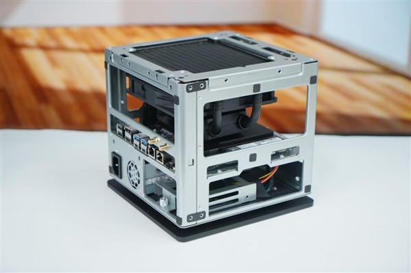 全球首个液冷迷你机!abee AI Station 395 Max工作站图赏 全球首个液冷迷你机!abee AI Station 395 Max工作站图赏