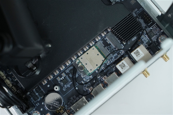 全球首个液冷迷你机!abee AI Station 395 Max工作站图赏 全球首个液冷迷你机!abee AI Station 395 Max工作站图赏